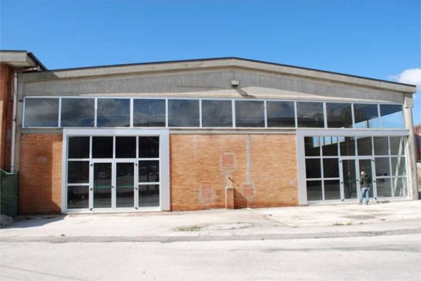 Negozio - Loc.Com. RIETI affitto   Salaria per l'Aquila 74 QUATTROPARETI