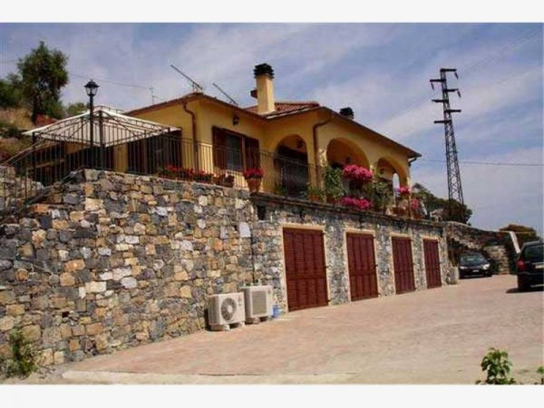 Villa CIPRESSA vendita    AGENZIA IMMOBILIARE DE AMICIS