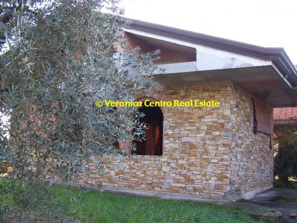 Villa CAPANNORI vendita  Segromigno In Monte delle Selvette Veronica Centro Real Estate S.a.s